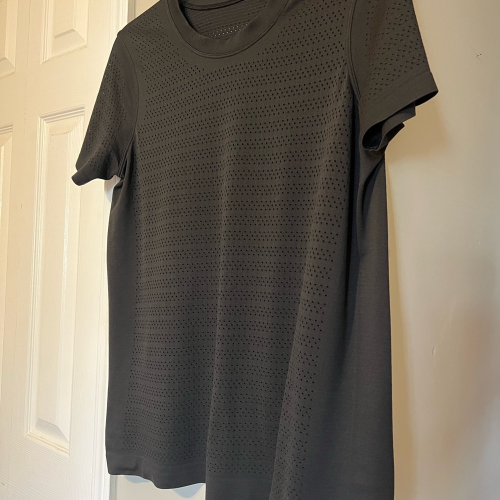 Lululemon black top - Picture 7 of 8